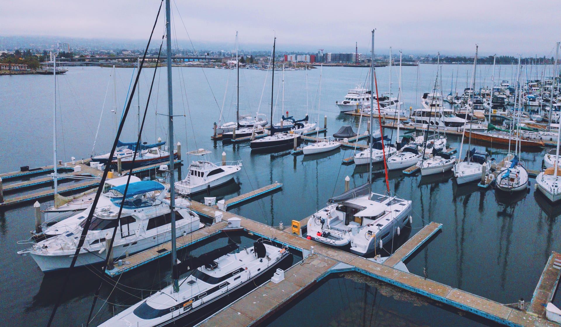 Yachten und Stege in einem Hafen