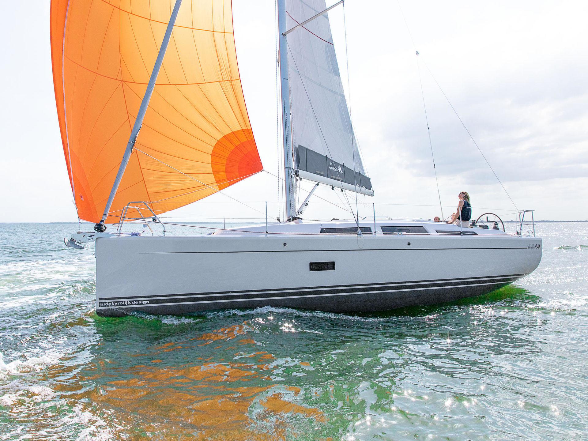 Hanse 348 Segelyacht Außenansicht unter Segeln – modernes Design, klare Linien und komfortables Cockpit für entspanntes Cruising auf dem Wasser