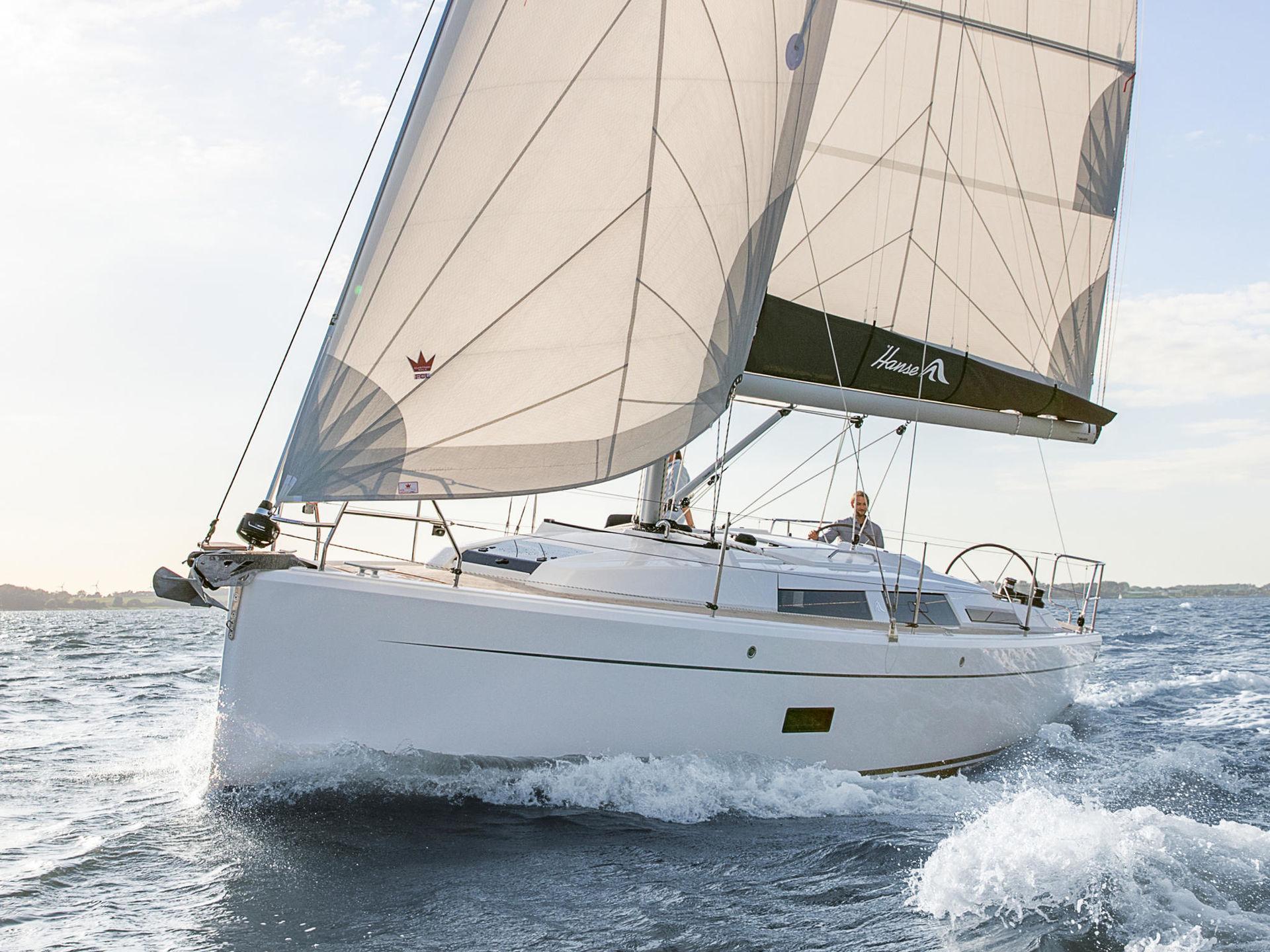 Hanse 348 Segelyacht in Fahrt auf offenem Wasser – dynamisches Segeln mit gesetzten Segeln und stabiler Lage