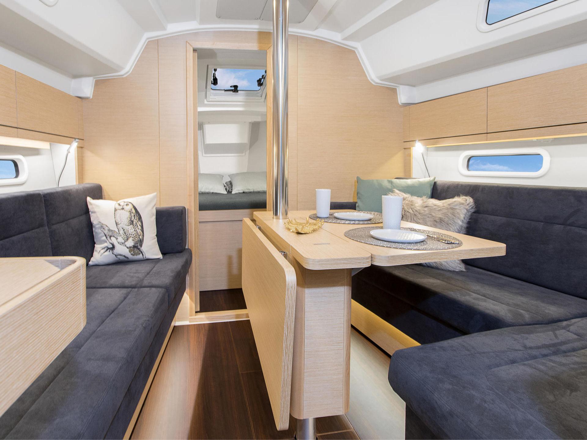 Hanse 348 Innenansicht mit hellem Salon, moderner Holzoptik, großzügiger Sitzgruppe und durchdachtem Layout für komfortables Leben an Bord