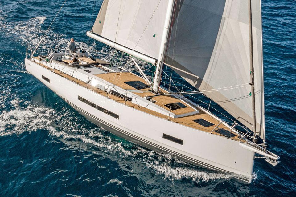 Hanse 460 Segelyacht in Fahrt auf offenem Meer – kraftvolle Linien, gesetzte Segel und stabiles Fahrverhalten bei Wind