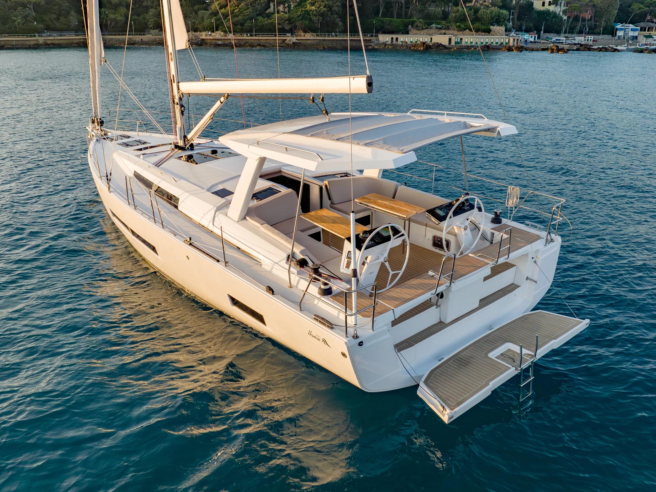 Hanse 460 Segelyacht Außenansicht im Hafen – modernes Design, großzügiges Decklayout und elegante Linienführung