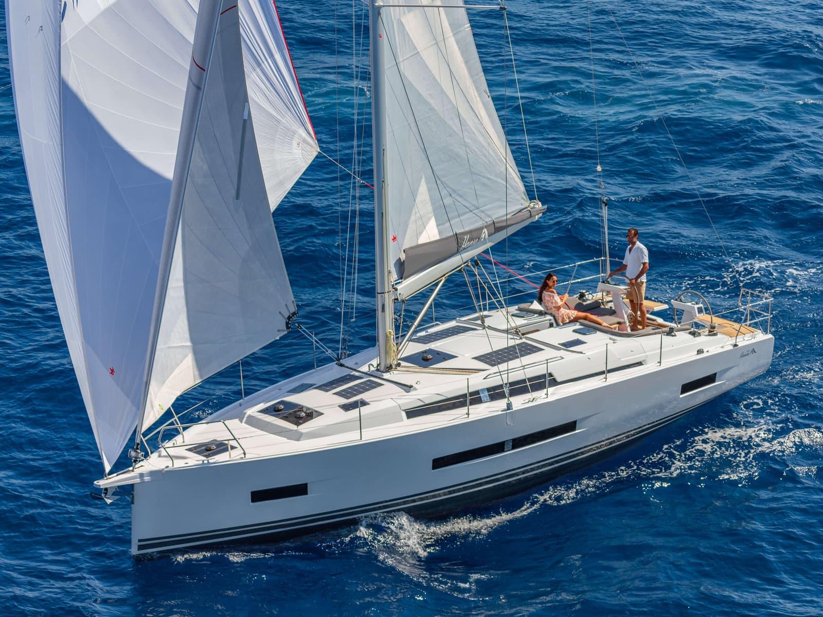 Hanse 410 Segelyacht in Fahrt auf offenem Wasser – modernes Design, sportliche Linien und stabiles Segelverhalten